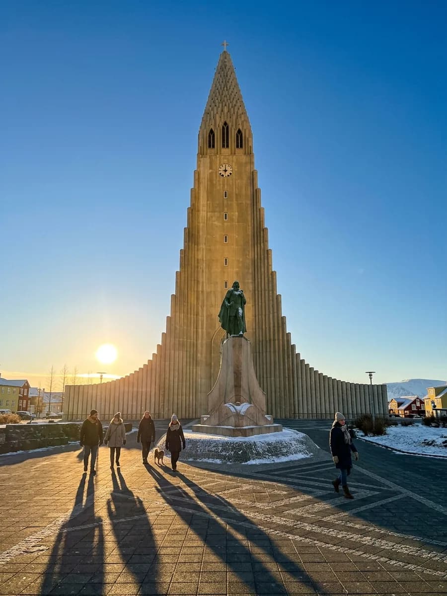 Reykjavík'teki Hallgrímskirkja kilisesi ve Leif Erikson heykeli, Google görsel aramasından sonra çizildi